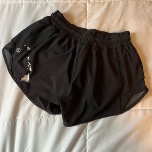 Lululemon Hotty Hot Short II *2.5" Black Hawaii